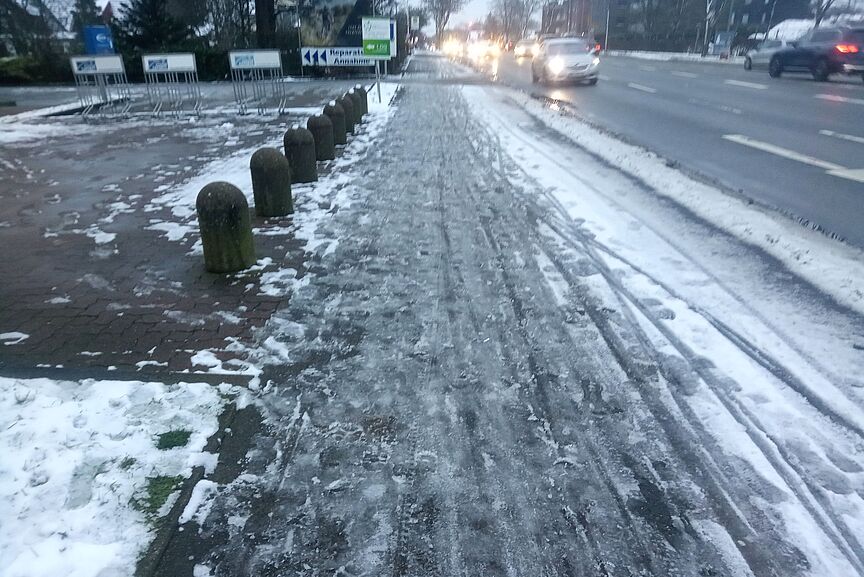 Gehweg Neu-Wulmstorf verschneiter Gehweg in Neu-Wulmstorf