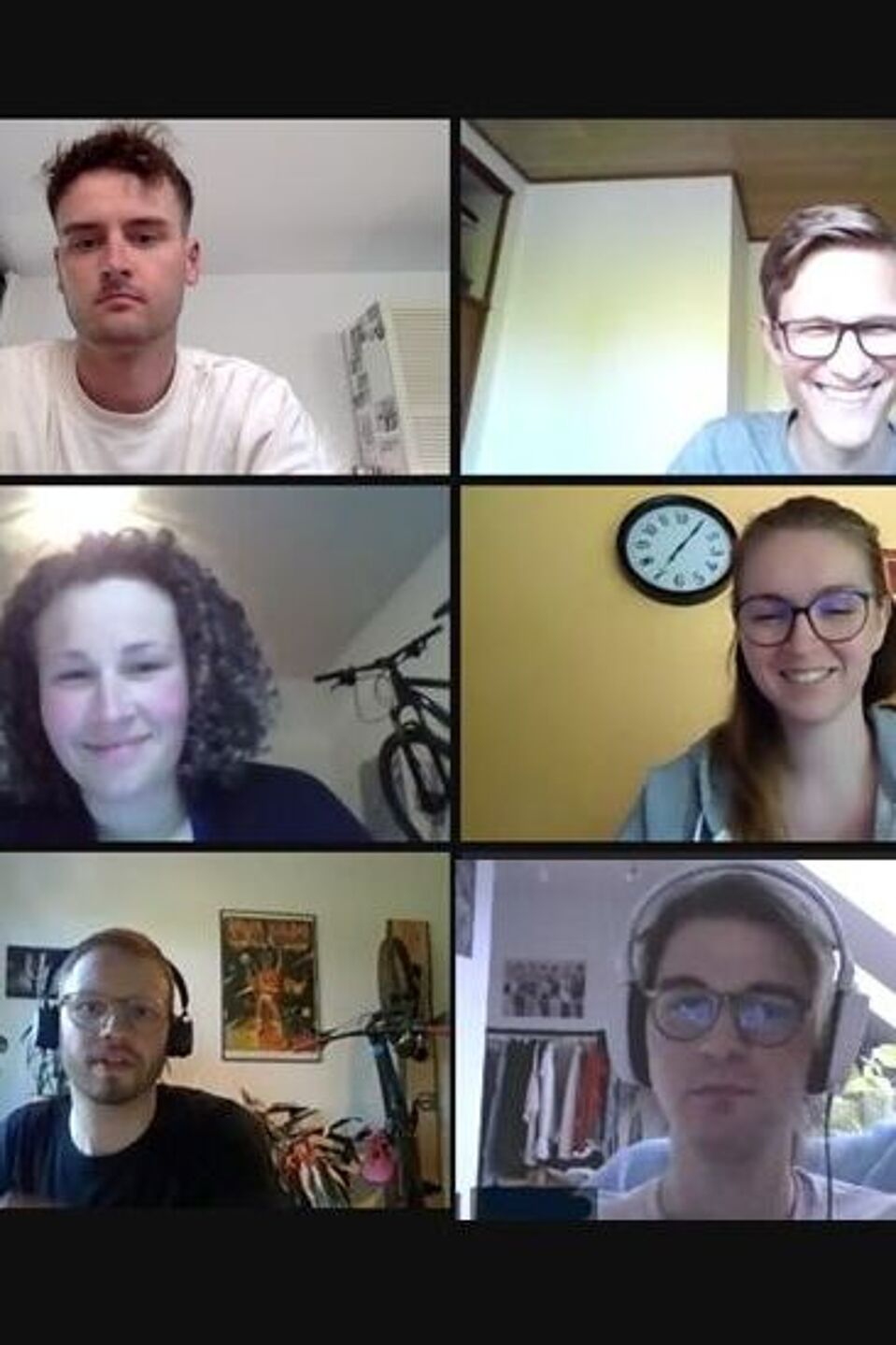 Netzwerk Junge Menschen Screenshot eines Online-Treffens mit vielen jungen Gesichtern.