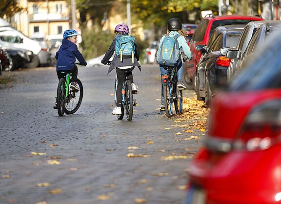 Mädchen auf dem Schulweg per Fahrrad Mädchen auf dem Schulweg per Fahrrad
